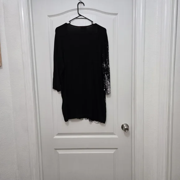 T9251004 Vanilla Sugar Black and Red Santa V-neck Tee. - Picture 6 of 8